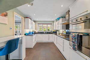 Kitchen/Breakfast Room- click for photo gallery